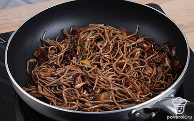 Добавьте собу в сковороду. Перемешайте и оставьте на пару минут, чтобы лапша пропиталась вкусами и ароматами овощей, соуса и шампиньонов. Готово.