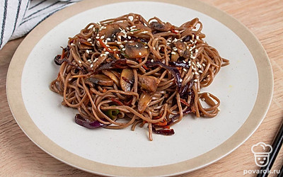 Выложите блюдо на тарелку, украсив щепоткой кунжута.