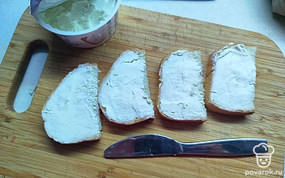 Смажьте творожным сыром. 