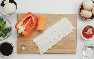 Помойте болгарский перец, шампиньоны и зеленый лук. Из болгарского перца удалите семечки и перегородки. Очистите репчатый лук, чеснок и морковь.