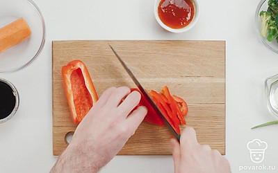 Нарежьте репчатый лук тонкими полукольцами. Чеснок нарежьте тонкими пластинками. Шампиньоны нарежьте тонкими ломтиками. Болгарский перец нарежьте соломкой. Морковь нарежьте тонкой соломкой. Брокколи нарежьте на крупные сегменты. Зеленый лук нарежьте тонкими перышками наискосок.