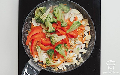 Разогрейте сковороду и влейте растительное масло. Обжарьте чеснок и репчатый лук в течении 3-4 минут. Добавьте в сковороду морковь и жарьте еще 3 минуты. Добавьте шампиньоны, болгарский перец и брокколи. Перемешайте овощи и жарьте еще 4-5 минут до готовности.