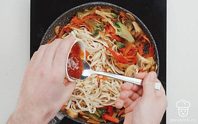 Добавьте к овощам отварной удон и аккуратно перемешайте. Добавьте в лапшу соус «Сладкий чили» и соевый соус. Всё перемешайте и снимите с огня. Подайте лапшу, посыпав зеленым луком. Приятного аппетита!