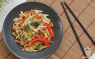 Вместо шампиньонов используйте древесные грибы или вешенки. Посыпьте лапшу кунжутом.