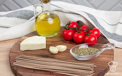 Убедитесь, что у вас есть все продукты в нужном количестве. Заранее хорошо промойте помидоры и почистите чеснок.