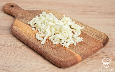 Натрите на терке чеснок. Нарежьте кусочками помидоры. Мелко порежьте сыр.