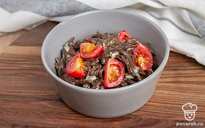 Соба с козьим сыром и помидорами черри, можно подавать блюдо на стол.