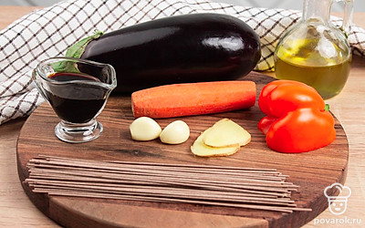 Очистите морковь овощечисткой и натрите на терке. Болгарский перец помойте и разрежьте пополам, сердцевину удалите. Для рецепта используйте половину перца. Нарежьте перец брусочками. Чеснок порубите, имбирь натрите на крупной терке. Собу сварите в подсоленной воде. Среднее время варки гречневой лапши составляет 5-8 минут.