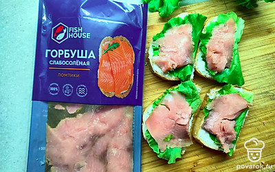 Выложите по ломтику горбуши. 