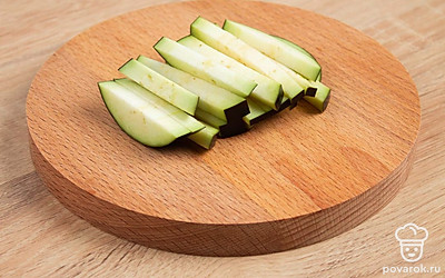 Баклажаны нарежьте крупными брусочками.
