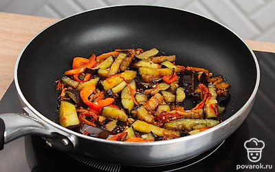 Обжарьте баклажан, болгарский перец, морковь, чеснок и имбирь. Обжаривайте с добавлением оливкового масла в течении 5-8 минут на высоком огне, активно перемешивая.