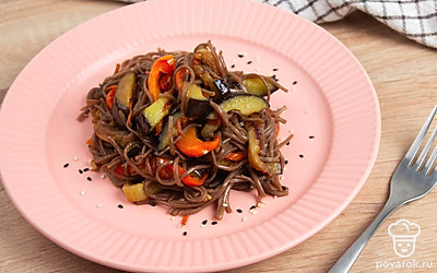 Подайте готовое блюдо, украсив его смесью белого и черного кунжута.