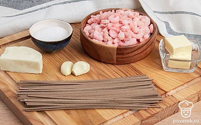 Убедитесь, что у вас есть все продукты в нужном количестве. Заранее хорошо промойте, очистите чеснок и креветки..