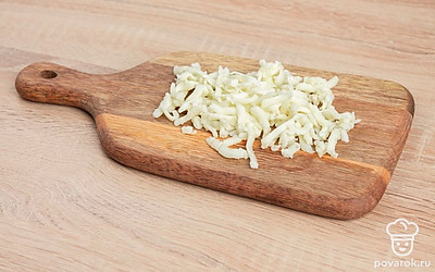 Натрите на терке чеснок. Нарежьте козий сыр.