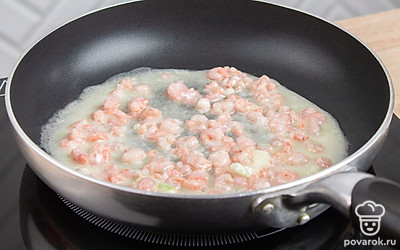 Растопите сливочное масло на сковороде. Добавьте креветки, чеснок, козий сыр и обжарьте их в течении 10-15 минут на среднем огне, хорошо помешивая. Не забудьте посолить!