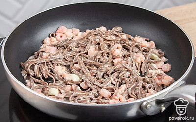 Добавьте на сковороду собу и готовьте еще 10-15 минут на среднем огне, хорошо помешивая.