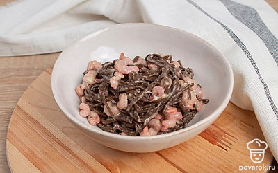 Выложите собу с креветками и козьим сыром на тарелку и подавайте на стол.