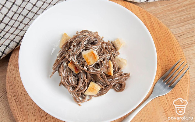 Соба в сметанно-чесночном соусе с курицей — Рецепт с фото