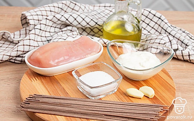 Выложите все ингредиенты. Заранее промойте куриное филе.