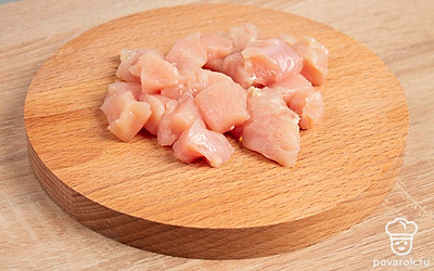 Нарежьте кусочками куриное филе.