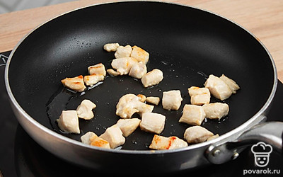 Заранее отварите собу в соответствии с инструкцией на упаковке. В разогретой сковороде на небольшом количестве растительного масла обжарьте кусочки курицы до зарумянивания.