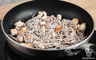 В сковороду добавьте отваренную собу и сметанно-чесночный соус. Потушите 4-5 минут.