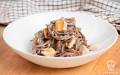 Соба в сметанно-чесночном соусе с курицей готова! Подавайте в горячем виде. Приятного аппетита.