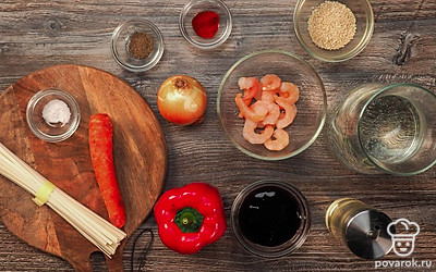 Вымойте болгарский перец. Обсушите. Извлеките семена. Нарежьте соломкой. Вымойте морковь. Очистите. Нарежьте соломкой. Очистите лук. Вымойте. Нарежьте мелкими кубиками.