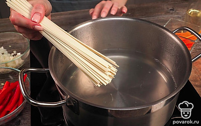 Сварите удон. В кастрюлю с кипящей подсоленной водой выложите удон и варите 7 минут. Откиньте на дуршлаг, чтобы стекла вода. Промывать не нужно.