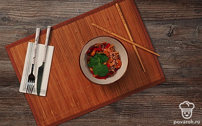 Для эффектной подачи выложите удон с овощами на красивое блюдо. Посыпьте кунжутом.