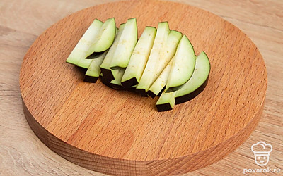 Нарежьте баклажаны крупными брусочками.