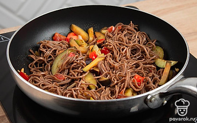 Добавьте отваренную собу в сковороду, посолите и перемешайте. Готово.