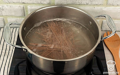 Положите лапшу в кипящую подсоленную воду.