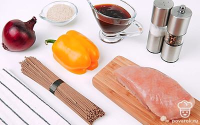 Разморозьте курицу, промойте, удалите кожицу и кости. Помойте овощи. Очистите лук от шелухи.