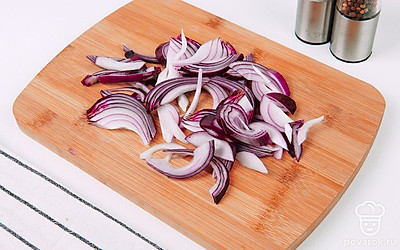 Нарежьте лук полукольцами.