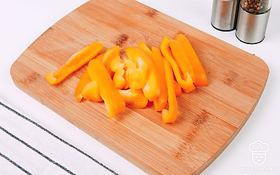 Вырежьте серединку с семенами из перца. Нарежьте перец широкой соломкой.