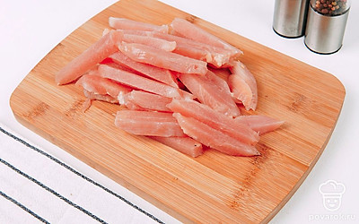 Нарежьте куриное филе на полоски.