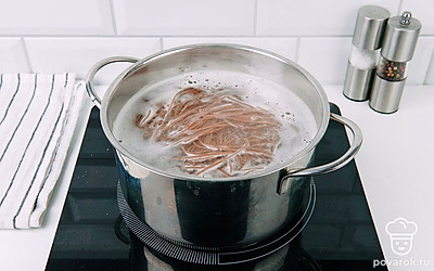 Сварите собу. Вскипятите воду и опустите в нее лапшу. Как только вода повторно закипит убавьте огонь и варите еще 4-5 минут. Не забывайте помешивать.