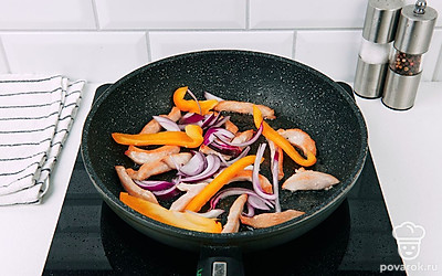 Разогрейте сковороду с подсолнечным маслом. Добавьте курицу. Когда она чуть поджарится, добавьте овощи и обжаривайте вместе.