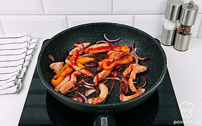 Влейте соус терияки, перемешайте и потушите пару минут. Посолите и поперчите по вкусу.