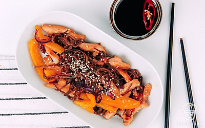 Подавайте гречневую лапшу в глубокой тарелке, украсьте зеленым луком и кунжутом. Замените вилки на палочки.