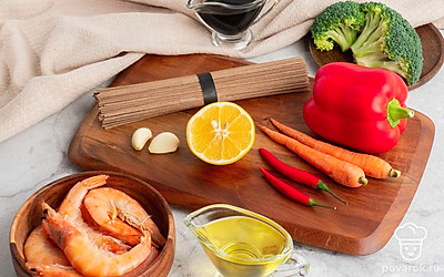 Убедитесь, что у вас есть все продукты в нужном количестве. Заранее хорошо промойте овощи. Очистите чеснок и морковь.