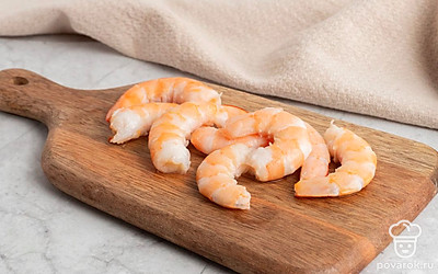 Очистите креветки. Нарежьте морковь, перец чили и болгарский перец. Натрите на терке чеснок. Разделите брокколи на небольшие веточки.