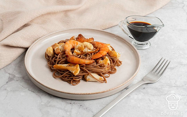 Соба с королевскими креветками и цветной капустой — Рецепт с фото