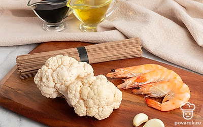 Убедитесь, что у вас есть все продукты в нужном количестве. Заранее хорошо промойте брокколи. Очистите чеснок.