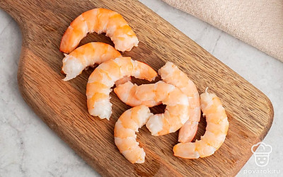 Натрите на терке чеснок. Разделите брокколи на отдельные небольшие веточки. Очистите креветки.