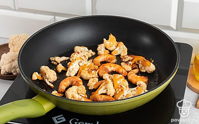 Поставьте воду, дождитесь кипения. Закиньте в кастрюлю собу. Отварите лапшу в подсоленной воде в течении 15-20 минут. Налейте оливковое масло на сковороду. Выложите на сковороду брокколи, чеснок и креветки. Посолите их. Обжарьте в течении 15-20 минут на среднем огне до золотистой корочки.