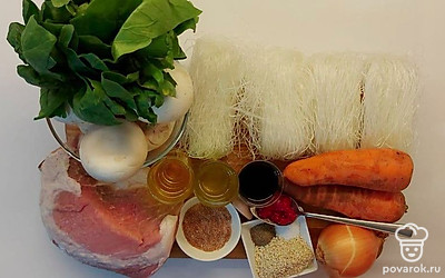 Промойте мясо проточной водой и обсушите бумажным полотенцем или салфетками. Промойте и очистите от кожуры морковь. Лук и чеснок освободите от шелухи. Сполосните шампиньоны и шпинат.