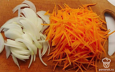 Обжарьте мясо на сковороде в двух столовых ложках разогретого подсолнечного масла. Лучше жарить мясо в один слой, но если вам этого не позволяет размер сковороды, разделите обжарку на несколько раз. На сильном огне готовьте мясо до румяной корочки по 3 минуты с каждой стороны. Натрите морковь на терке для корейской морковки, а репчатый лук порежьте полукольцами.