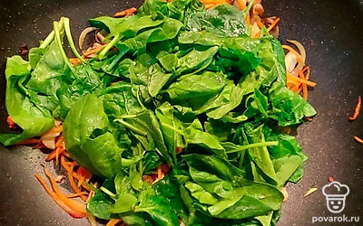 В сковороду на овощи добавьте шпинат и добавьте 200 мл воды. Накройте крышку и уже на среднем огне тушите овощи около 5 минут. Если вам кажется, что шпината слишком много – не переживайте, он очень сильно сжимается при нагревании. Приготовьте соус. Для этого смешайте в небольшой мисочке или тарелочке оставшийся коричневый сахар, черный молотый перец, оставшийся соевый соус и чеснок, пропущенный через пресс.